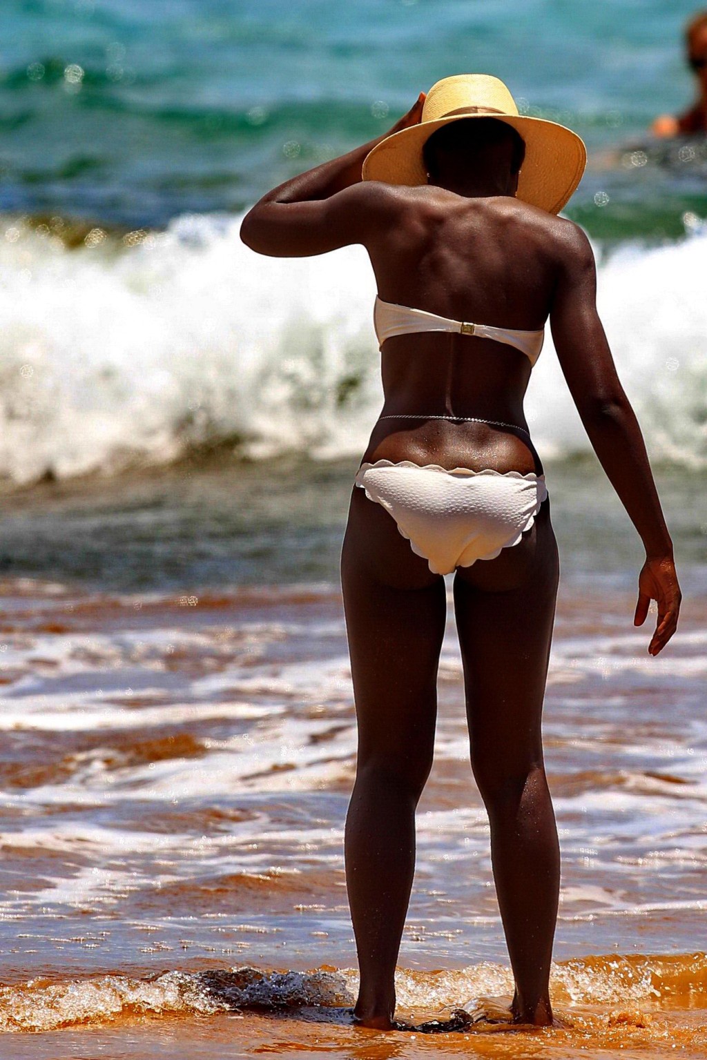 Lupita lyongo mostrando su culo negro en bikini blanco en una playa de hawaii
 #75194691