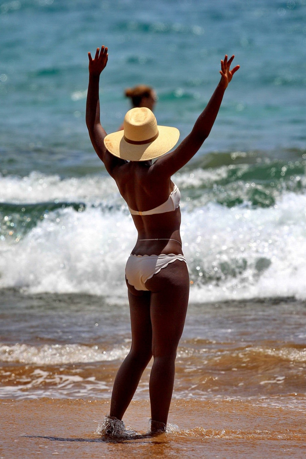 Lupita lyongo montrant son cul noir dans un bikini blanc sur une plage à hawaii
 #75194696