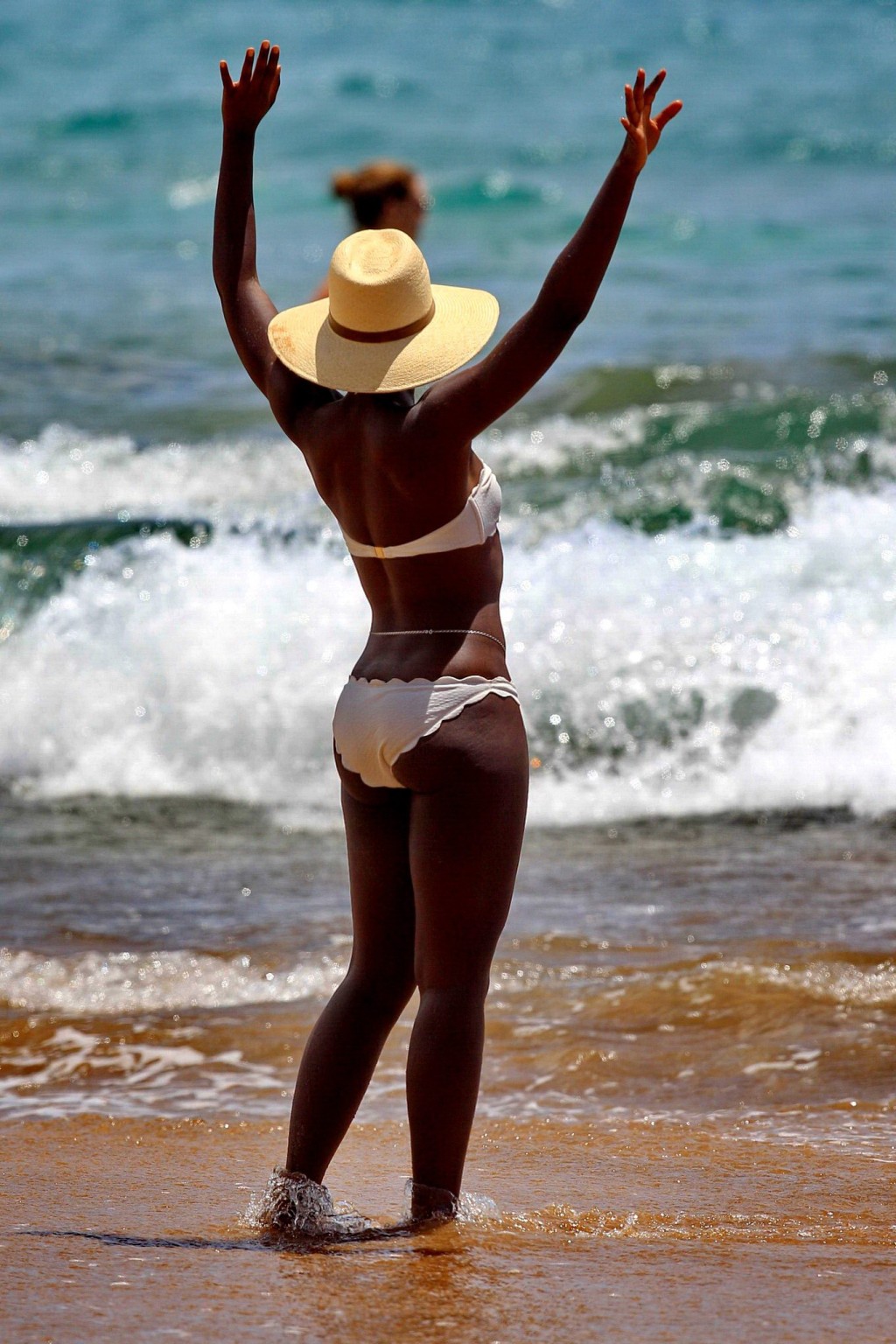 ルピタ・リョンゴがハワイのビーチで白いビキニを着て黒いお尻を見せる
 #75194767