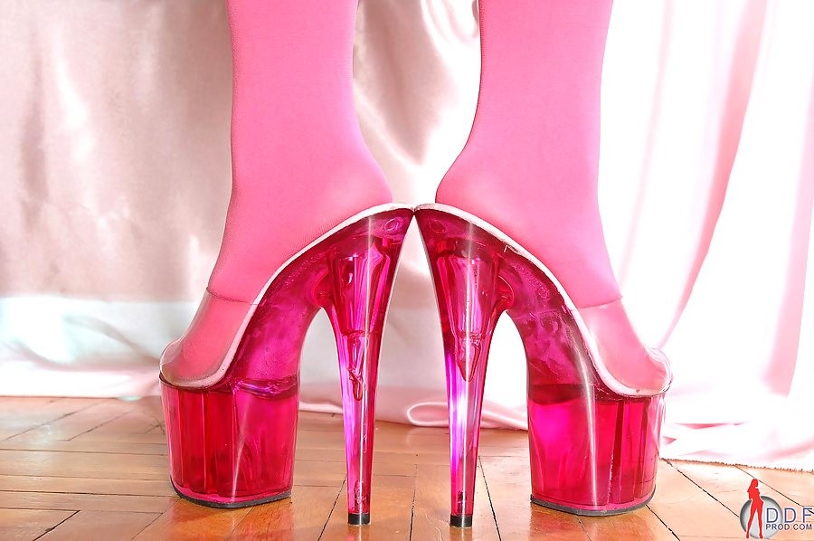 Hübsche Brünette strippt in rosa Strümpfen und High-Heels
 #74891041