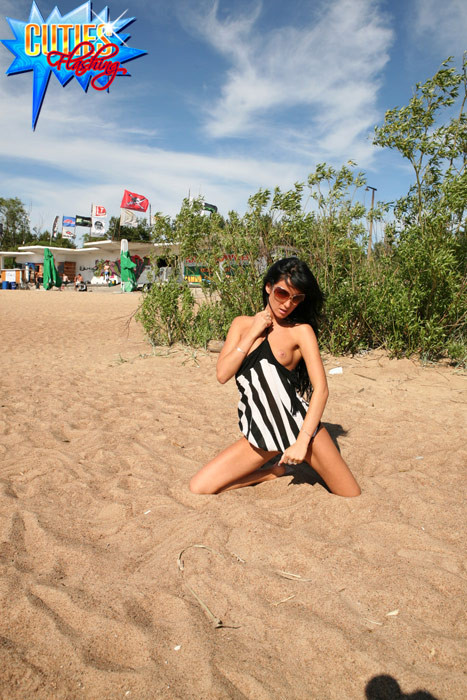 Babe mostra i suoi buchi e piccole tette alla spiaggia
 #67809163