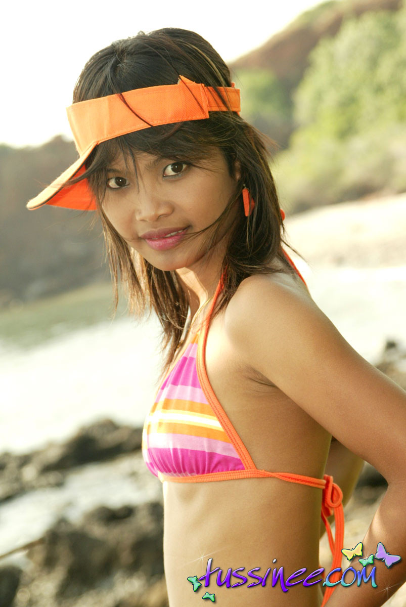 Thai cutie Streifen aus ihrem Bikini und bekommt oben ohne am Meer
 #67132332