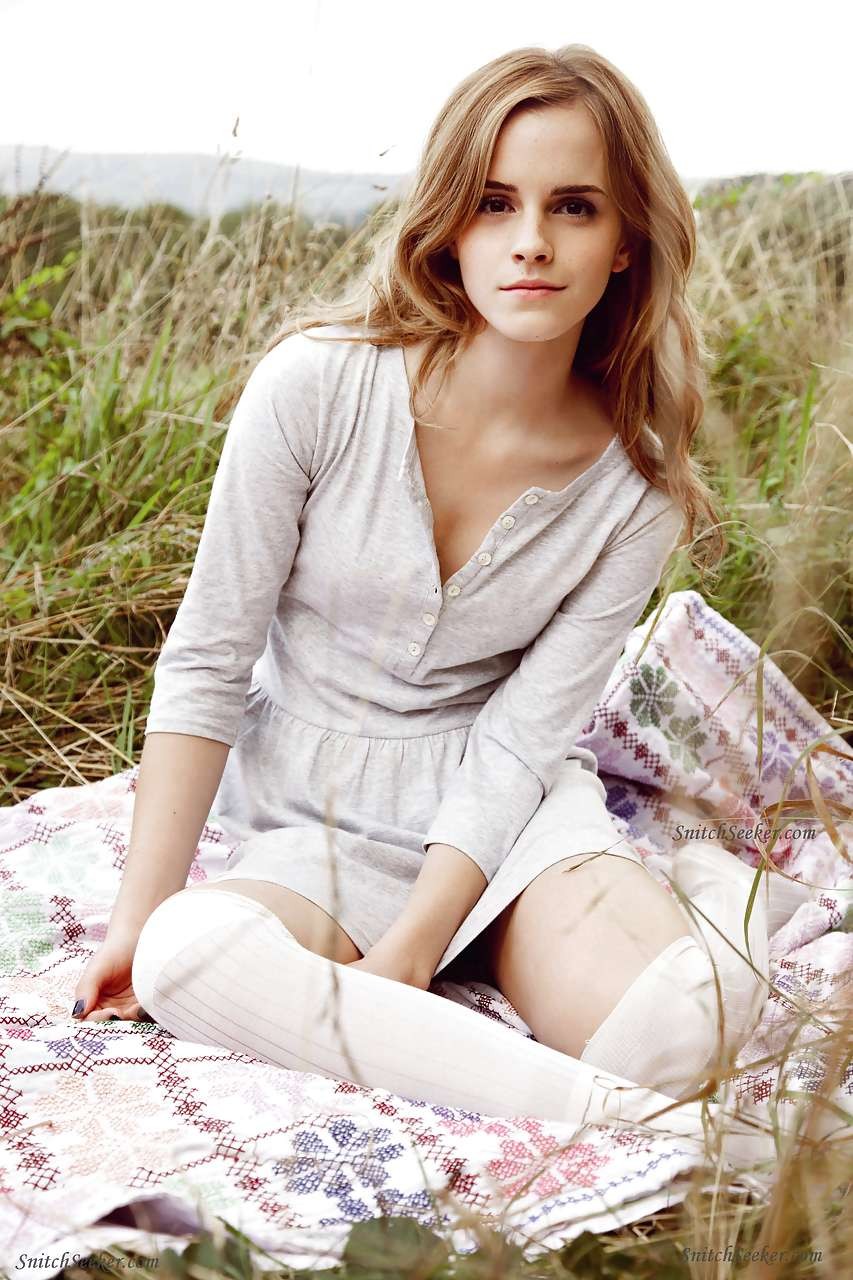 Emma Watson en mini-jupe et cache-téton sur des photos de paparazzi.
 #75295979
