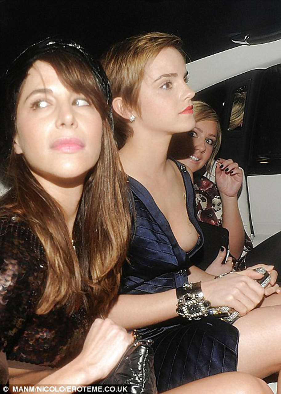 Emma Watson en mini-jupe et cache-téton sur des photos de paparazzi.
 #75295999