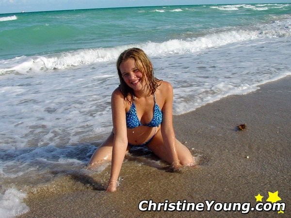 Christine genießt einige sexy Arsch Strand Zeit
 #72322149