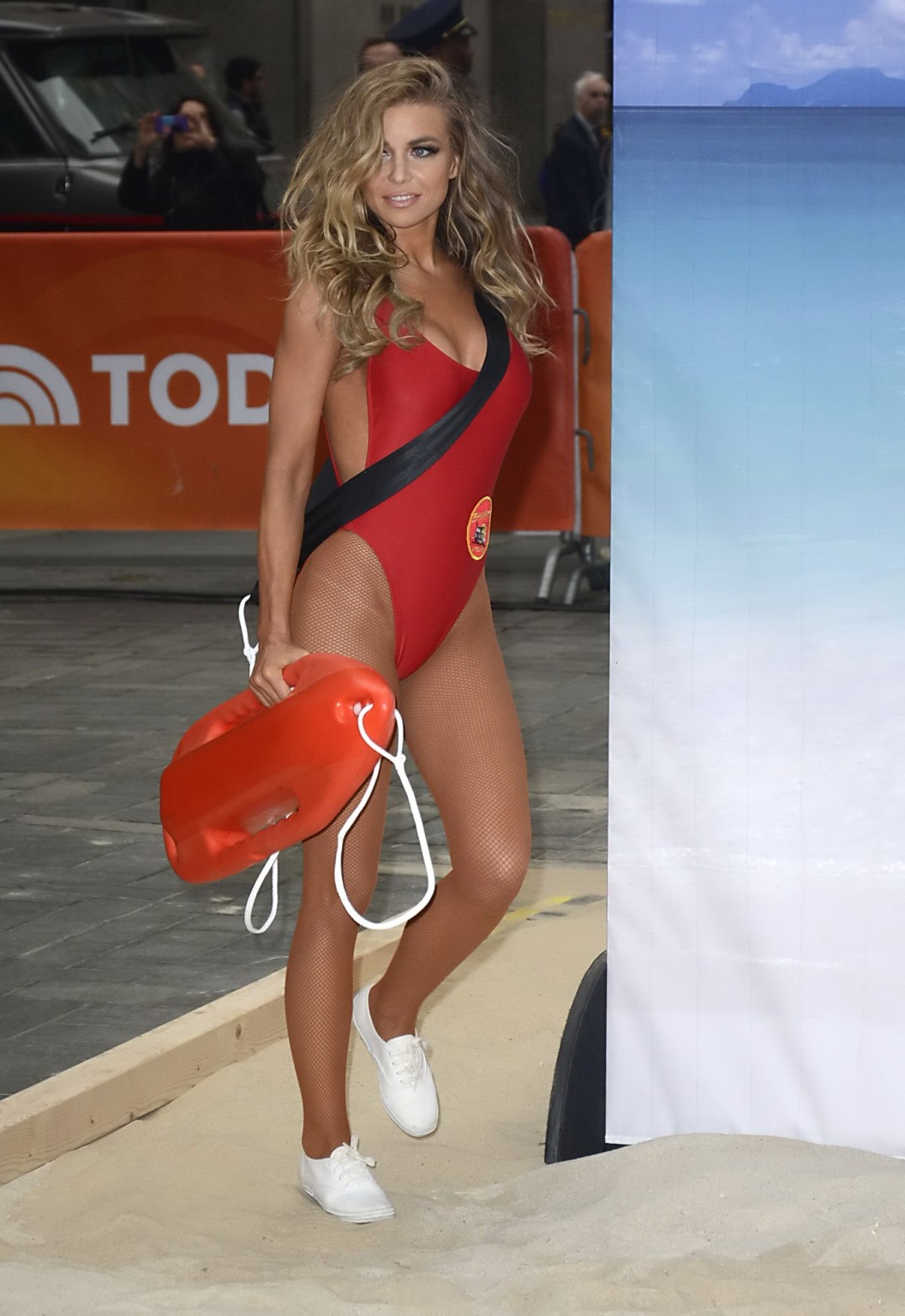 Carmen electra portant un monokini baywatch et un filet de pêche au Today Show de NBC. 
 #75214276