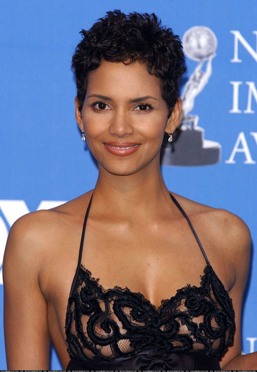 Halle berry mostrando le sue belle grandi tette e culo in perizoma in vedere attraverso il vestito
 #75402567