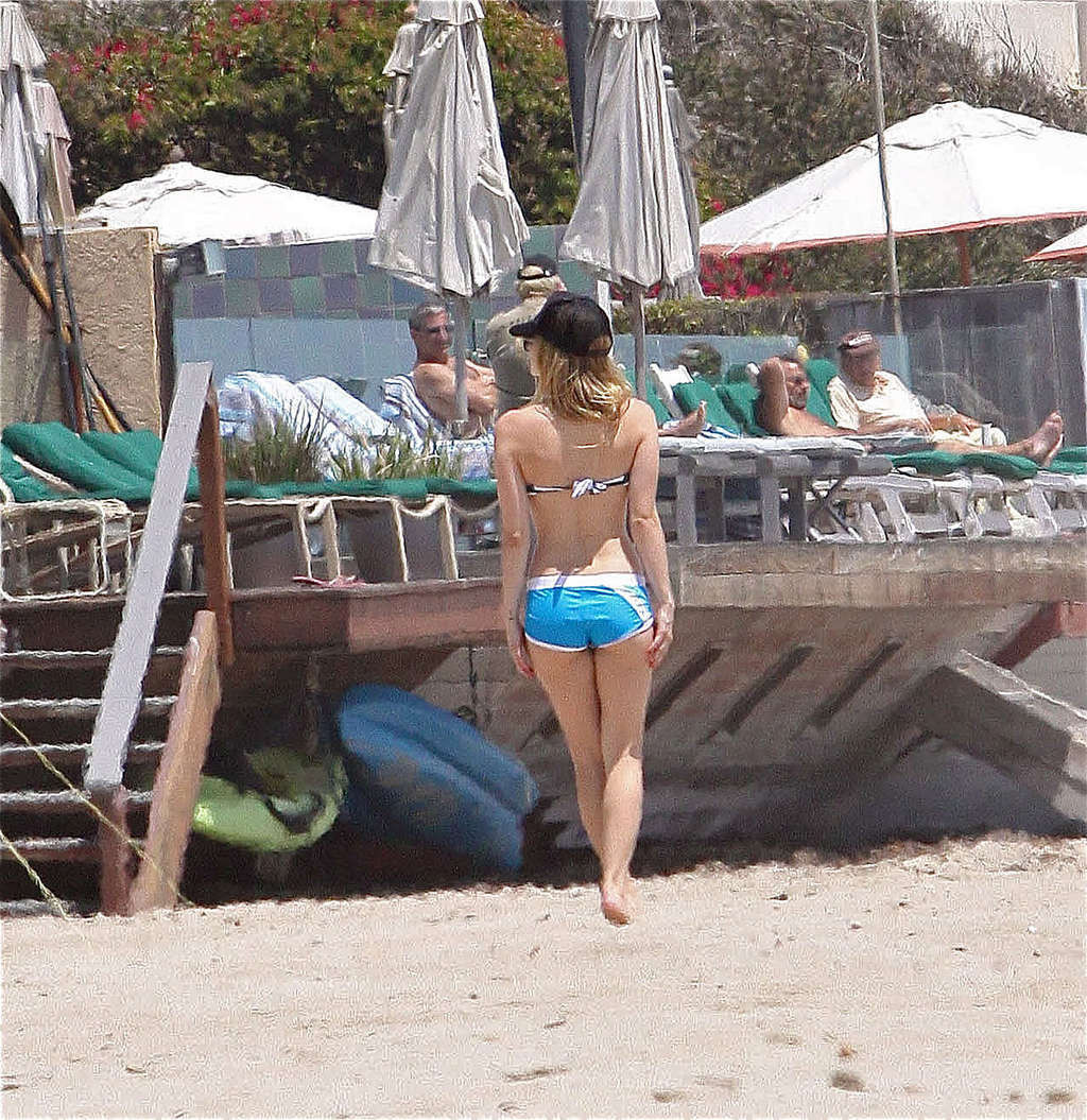 Avril lavigne sehr sexy und heiß Bikini und Nippel Slip Paparazzi Fotos
 #75338527