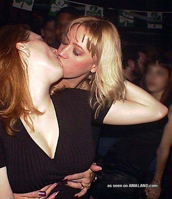 Nette dampfige Fotos einer sexy Amateur-Lesben-Zungen-Aktion
 #71575757