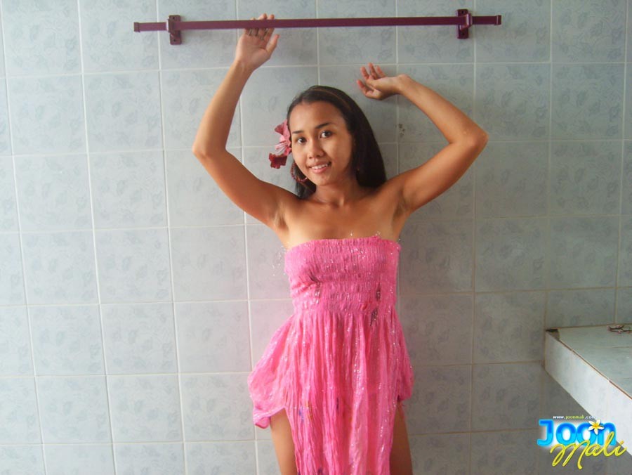 Jeune thaïlandaise dans la salle de bain
 #69969455