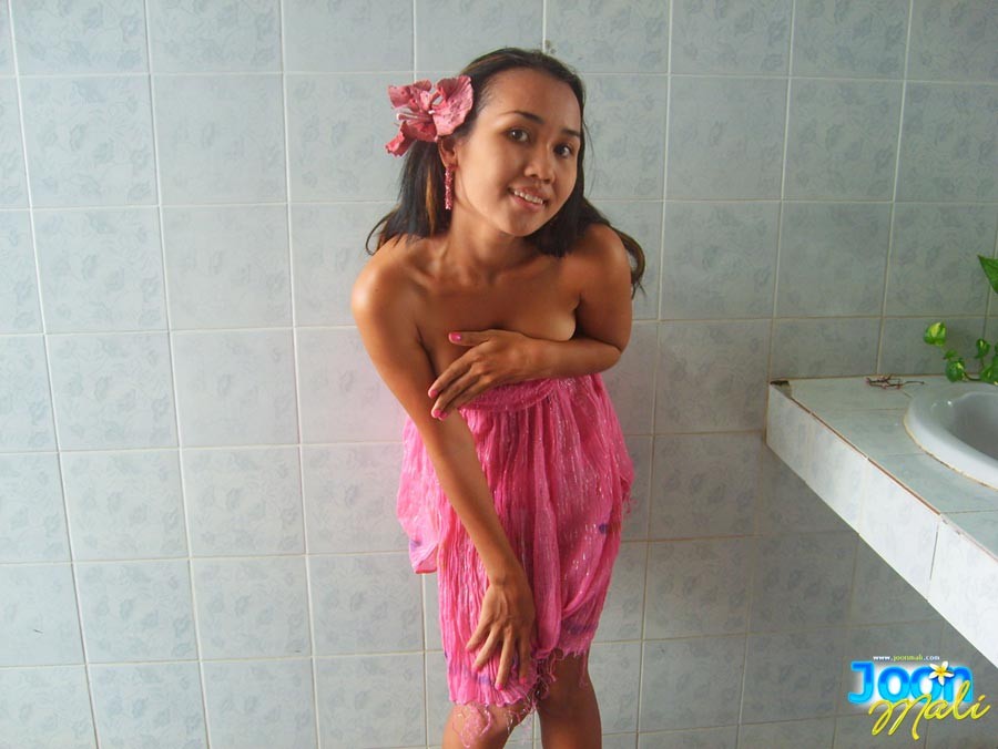 Jeune thaïlandaise dans la salle de bain
 #69969468