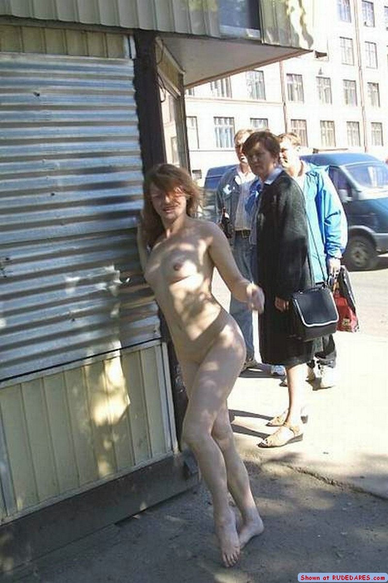 Ragazze a cui piace essere nude in luoghi pubblici
 #67493869