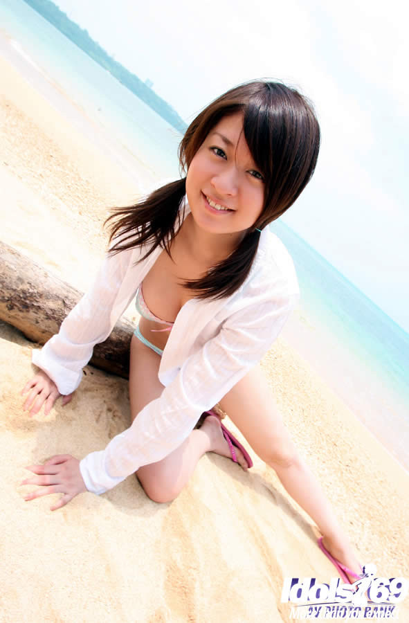 Jolie fille japonaise nue sur une plage rocheuse
 #69939013