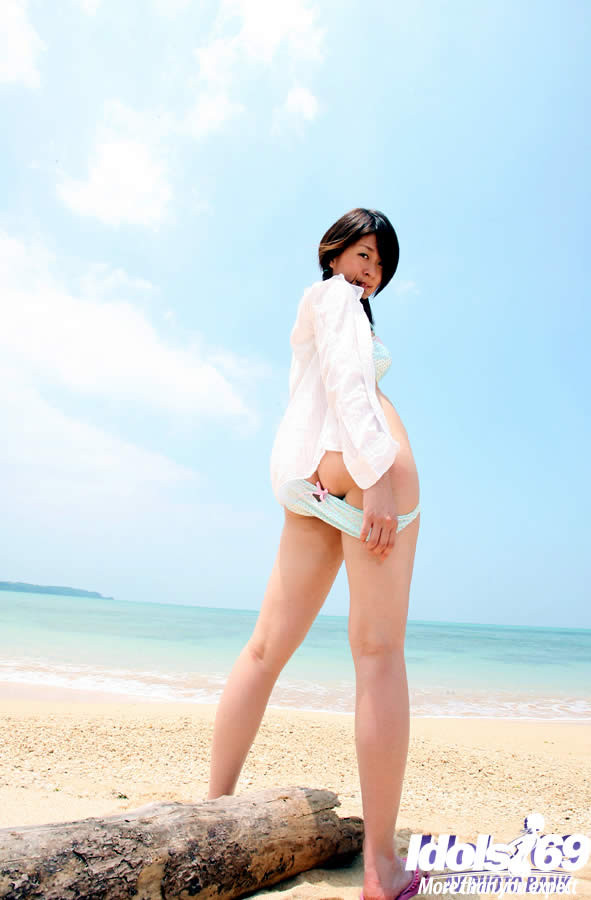 Ragazza giapponese carina nuda su una spiaggia rocciosa
 #69939036