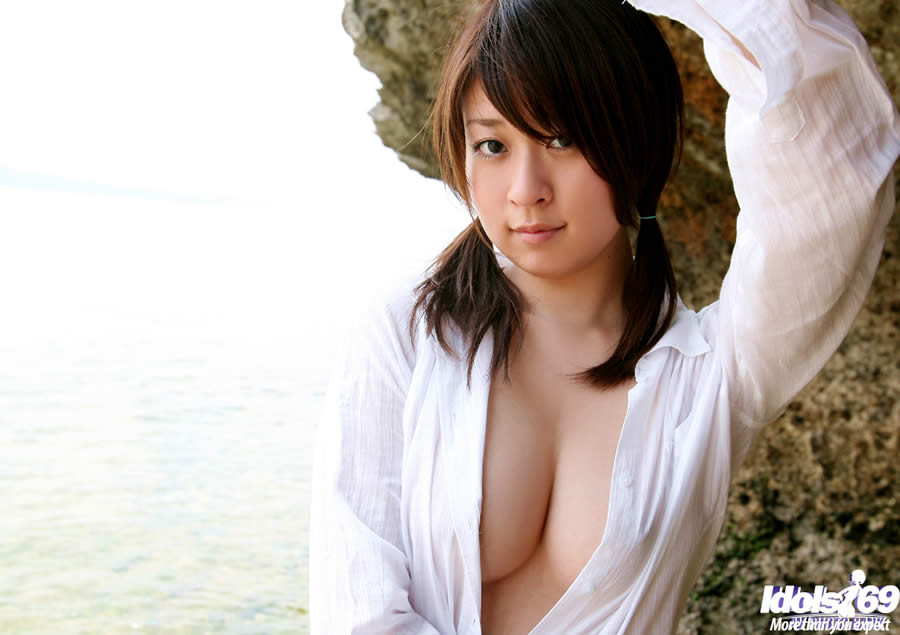 Ragazza giapponese carina nuda su una spiaggia rocciosa
 #69939047