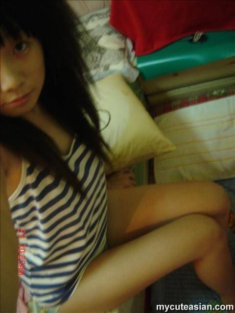 Photos autoportées d'une asiatique mignonne nue à la maison
 #69882868