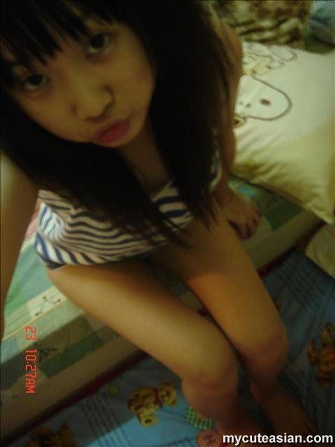 Photos autoportées d'une asiatique mignonne nue à la maison
 #69882921