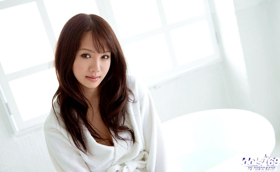 Hermosa chica japonesa tomando un baño
 #69935561