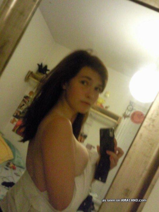 Collection of a gorgeous chick camwhoring in her bedroom #75696859