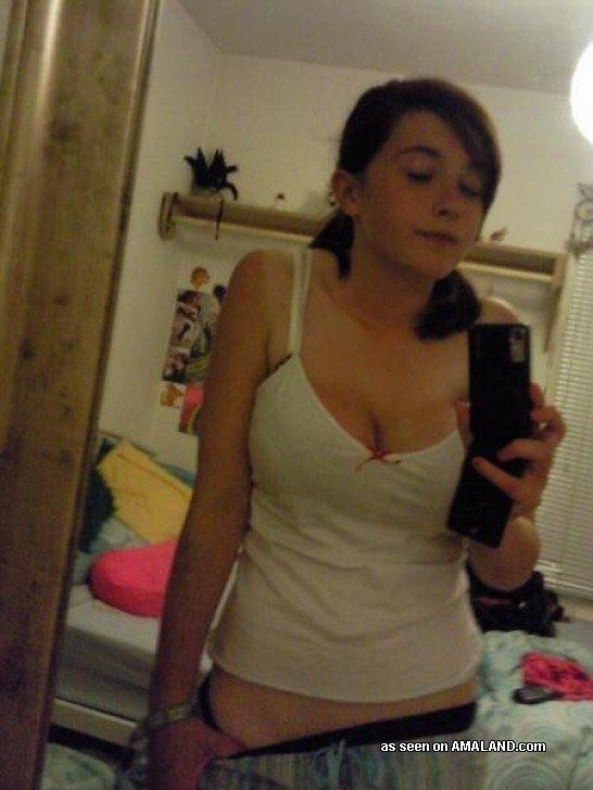 Collection of a gorgeous chick camwhoring in her bedroom #75696870