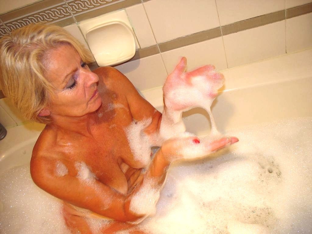 Une mamie blonde et poilue masturbant sa chatte mature et humide dans la baignoire
 #77254098