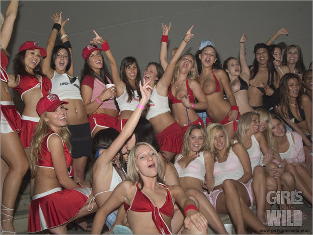 Las chicas de la playa se vuelven salvajes y compiten entre ellas
 #72321625