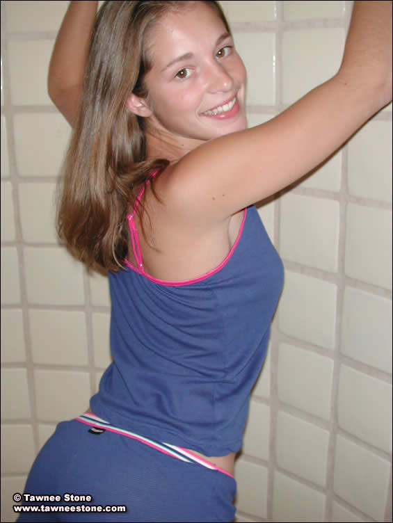 Brünette teen tawnee Stein Strippen in der Dusche
 #74975774