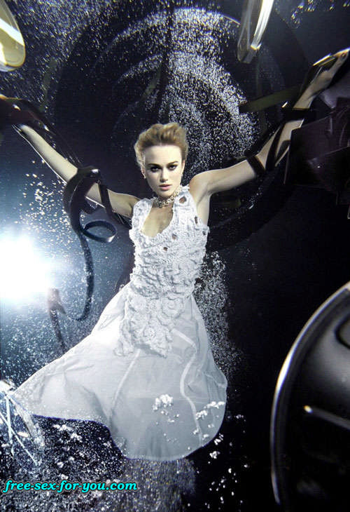 Keira knightley mostrando sus tetas en camisa mojada a los paparazzi
 #75424525