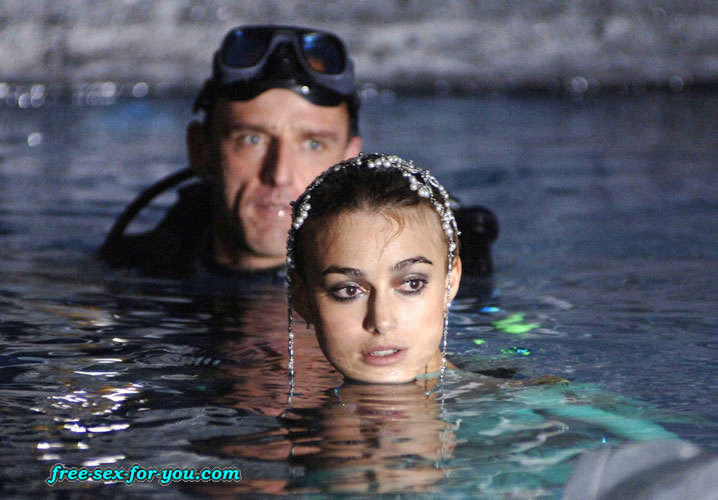 Keira knightley mostrando sus tetas en camisa mojada a los paparazzi
 #75424533