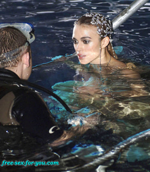Keira knightley mostrando sus tetas en camisa mojada a los paparazzi
 #75424536