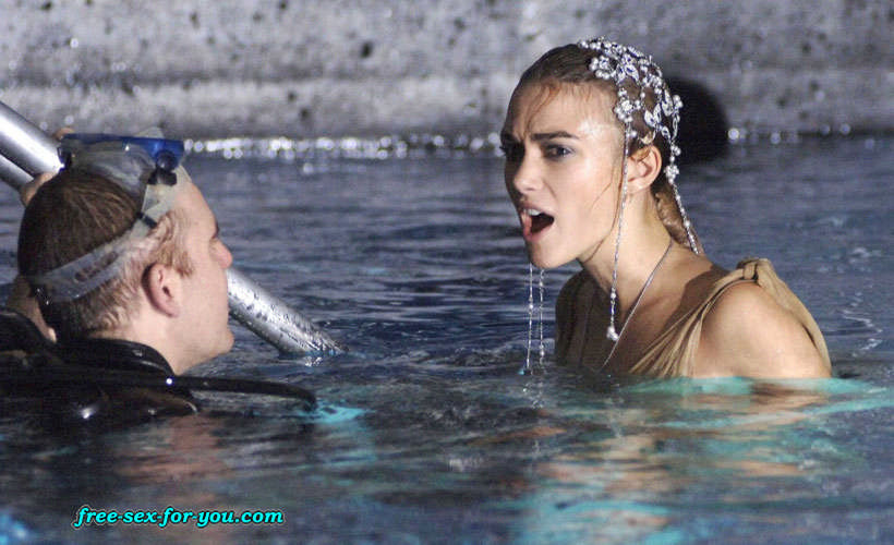 Keira knightley mostrando sus tetas en camisa mojada a los paparazzi
 #75424563