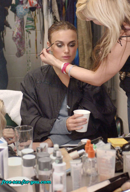 Keira knightley mostrando sus tetas en camisa mojada a los paparazzi
 #75424568