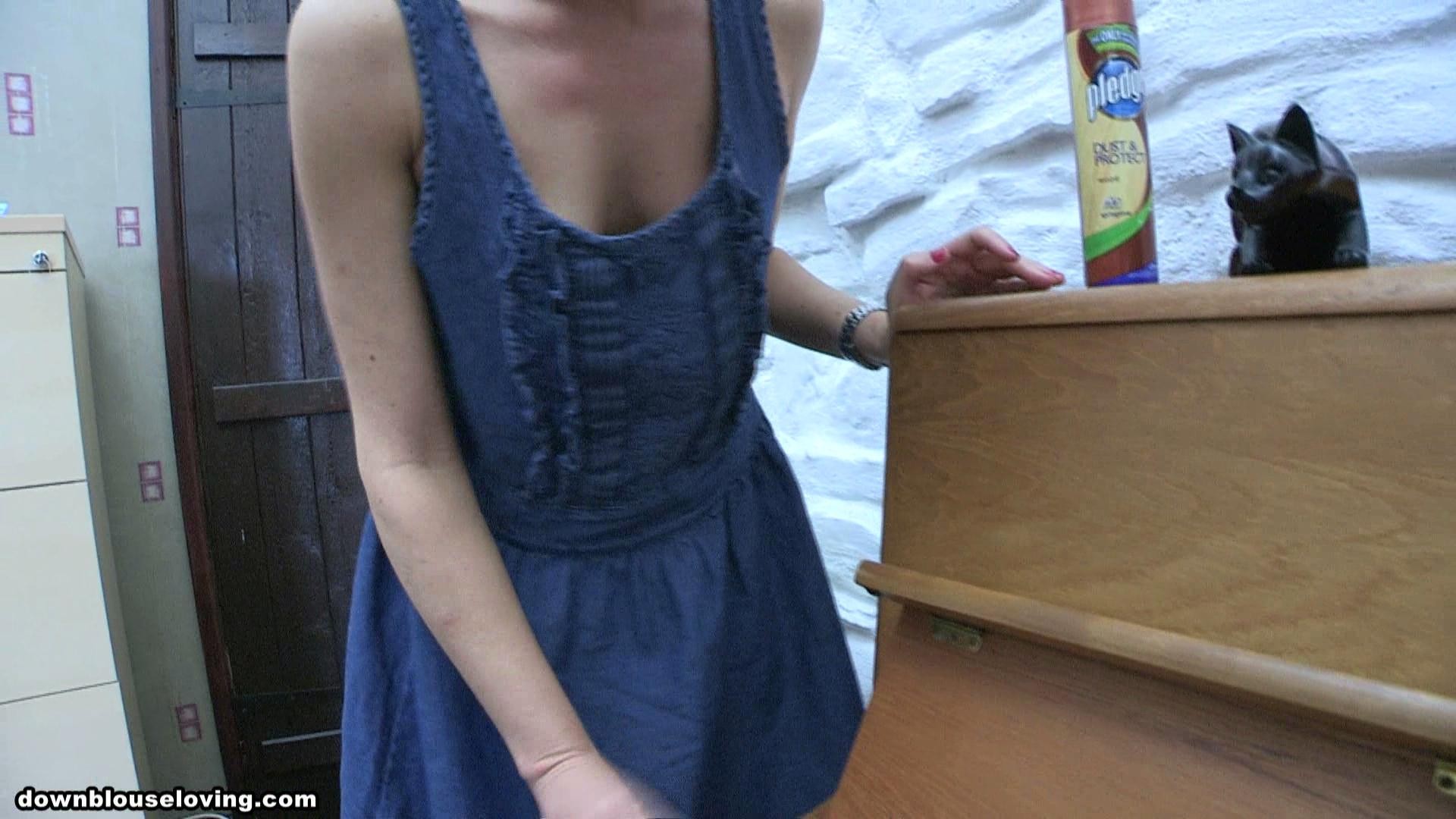 Voyeuraufnahmen von Cutie im Kleid, die sich bückt, um ihr Dekolleté zu zeigen
 #67114994