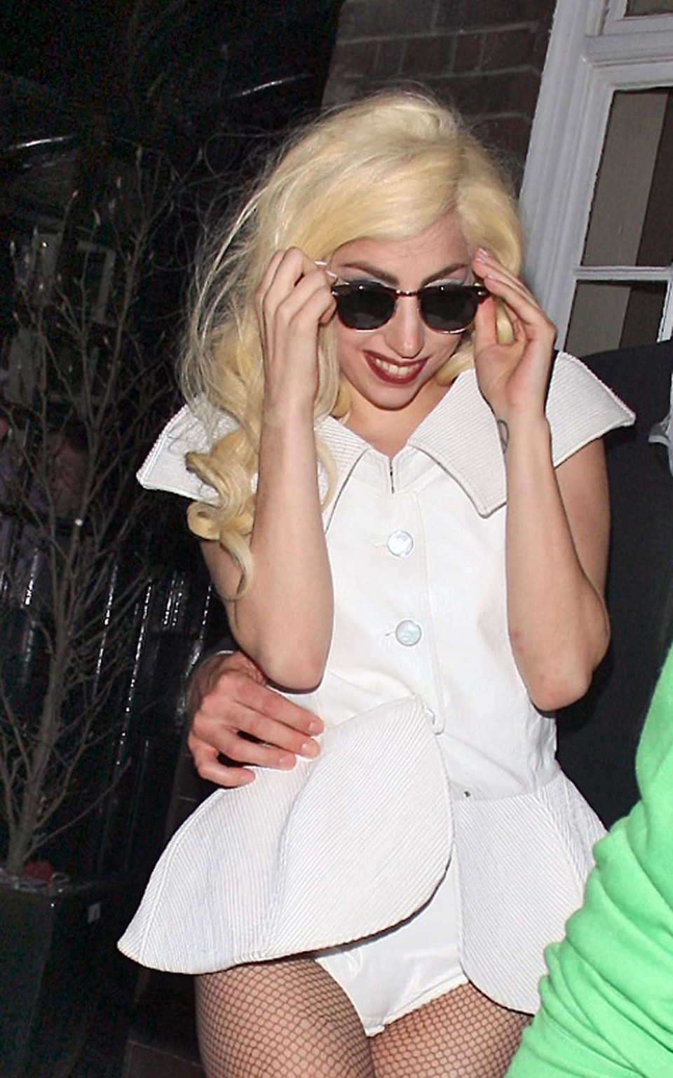 Lady Gaga in calze a rete strappate che mostra le sue mutandine in pubblico
 #75370632