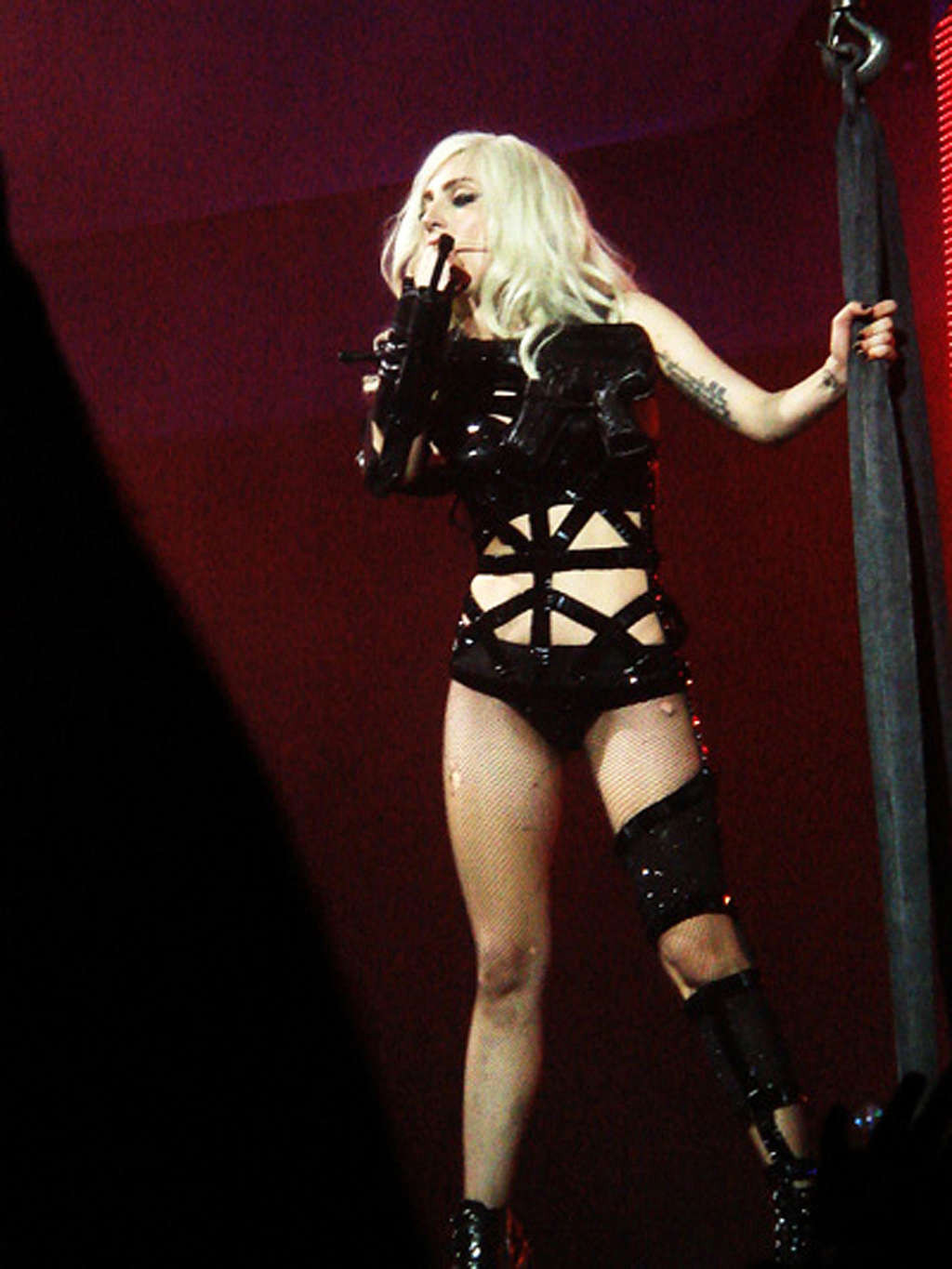 Lady Gaga in calze a rete strappate che mostra le sue mutandine in pubblico
 #75370654