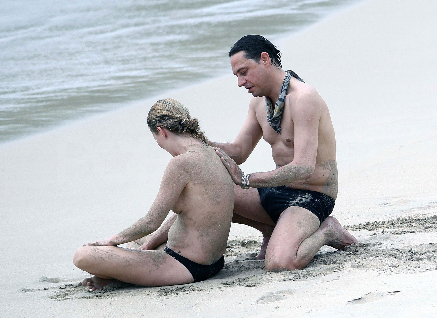 Kate Moss s'amuse avec son petit ami sur un yacht dans des photos paparazzi sans haut.
 #75347854