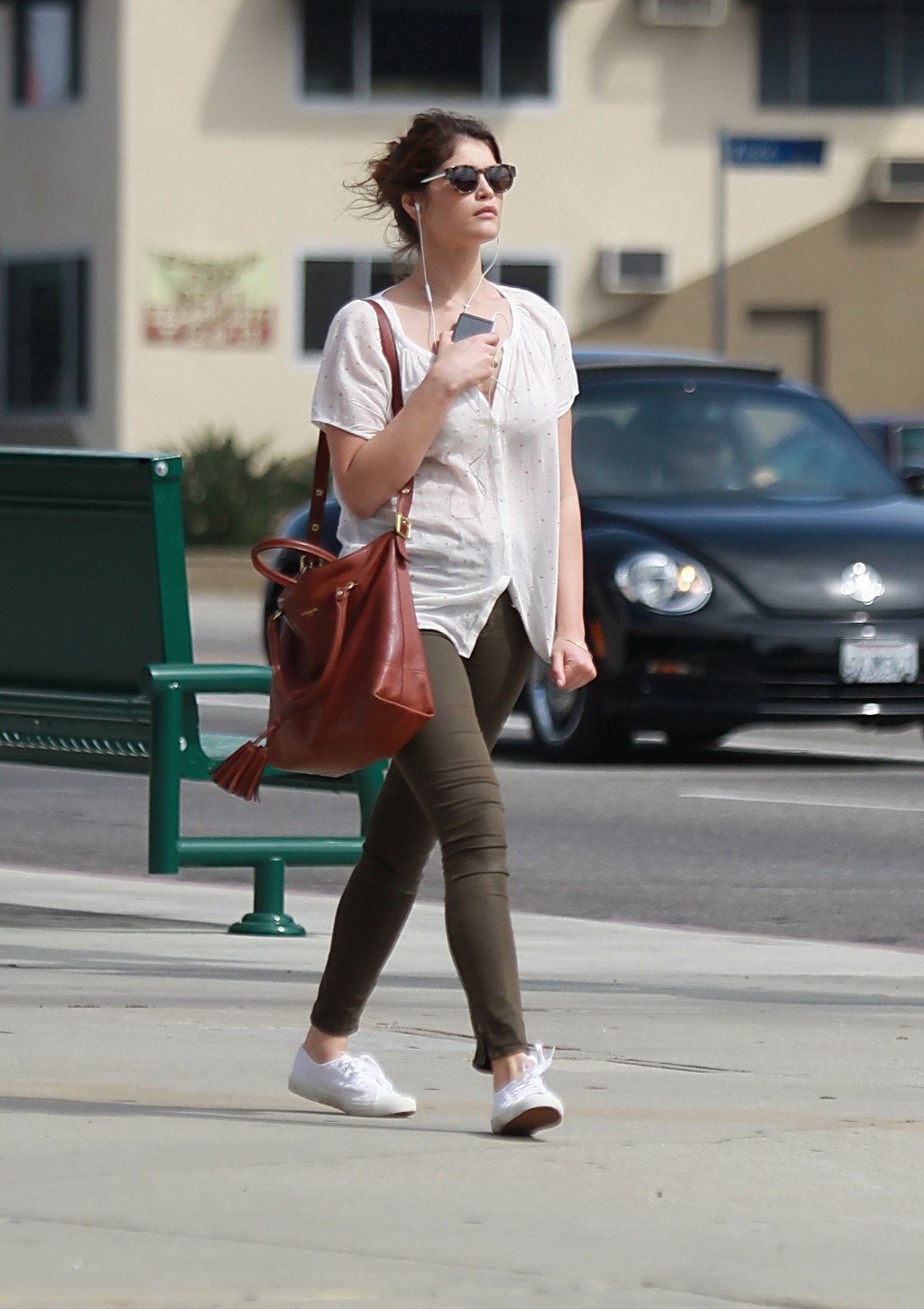 Gemma Arterton, décolletée, portant un soutien-gorge transparent et un pantalon moulant, en balade à Hollywood
 #75236488