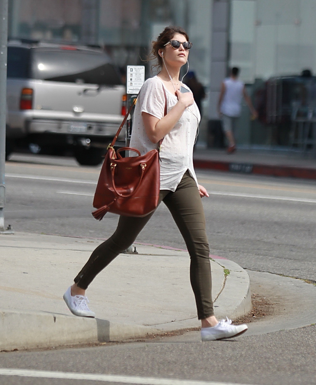 Gemma arterton zeigt ihr Dekolleté in einem durchsichtigen BH-Top und einer hautengen Hose in Hollywood
 #75236496
