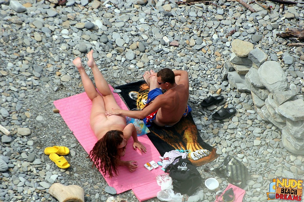 Afortunado jugando con el coño de su mujer en la playa
 #67310598