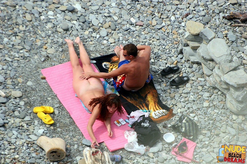 Un gars chanceux jouant avec la chatte de sa femme sur la plage publique
 #67310620