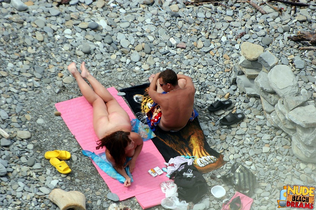 Un gars chanceux jouant avec la chatte de sa femme sur la plage publique
 #67310640