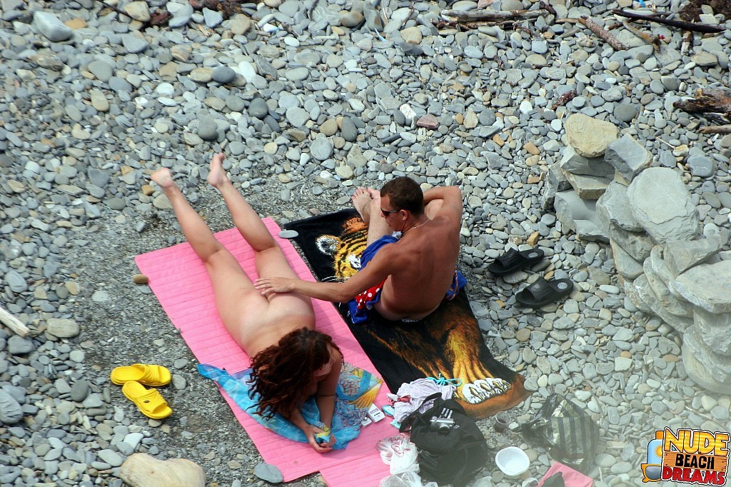 Afortunado jugando con el coño de su mujer en la playa
 #67310647