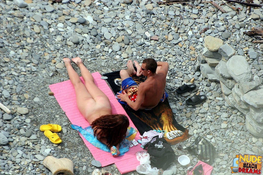 Un gars chanceux jouant avec la chatte de sa femme sur la plage publique
 #67310658