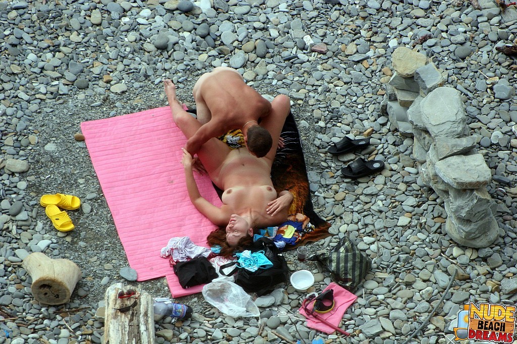 Un gars chanceux jouant avec la chatte de sa femme sur la plage publique
 #67310698