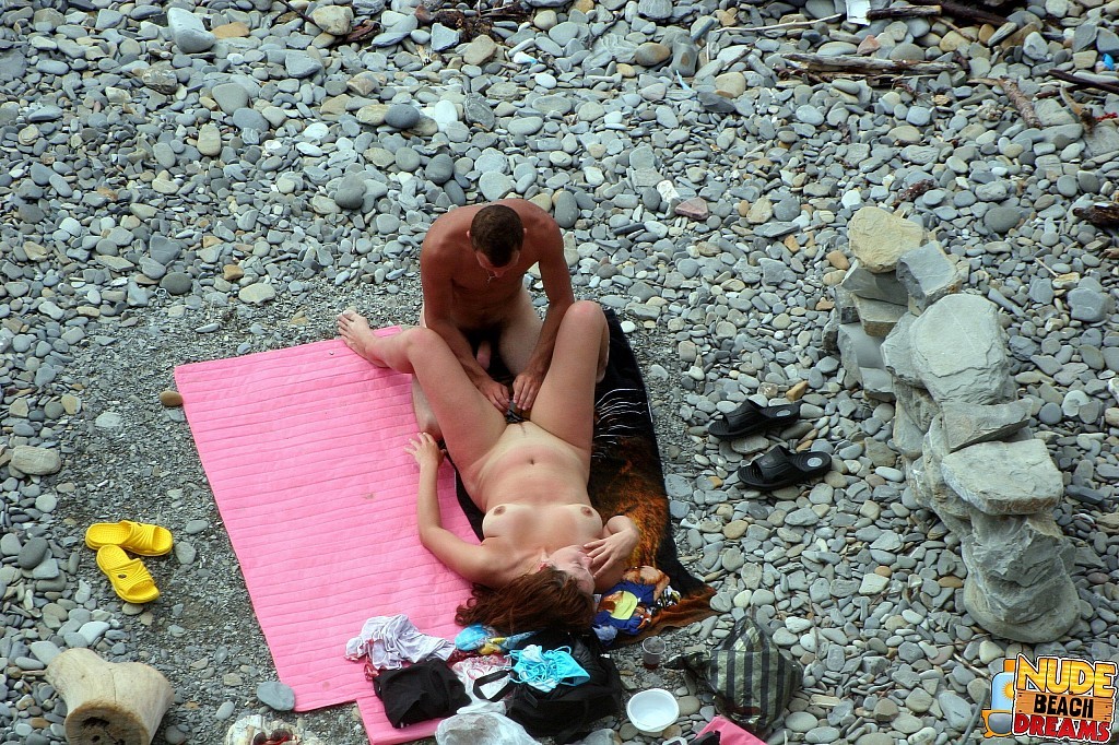 Un gars chanceux jouant avec la chatte de sa femme sur la plage publique
 #67310710