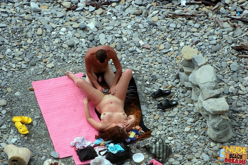 Un gars chanceux jouant avec la chatte de sa femme sur la plage publique
 #67310725