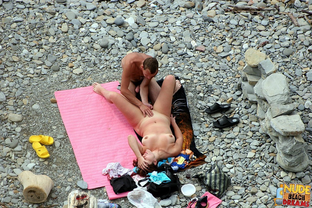 Un gars chanceux jouant avec la chatte de sa femme sur la plage publique
 #67310750