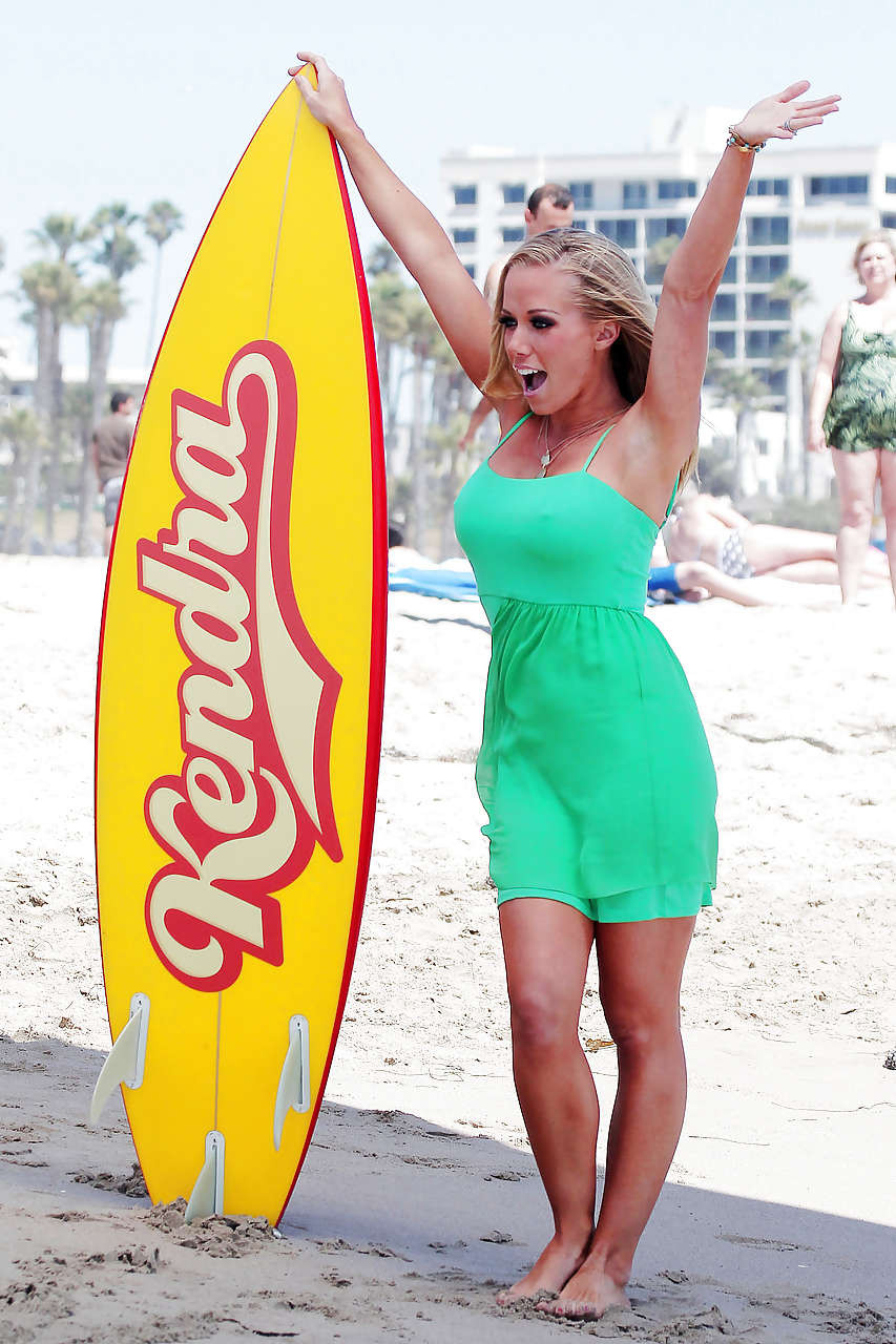 Kendra wilkinson in grünem Kleid am Strand zeigt Pookies
 #75295483