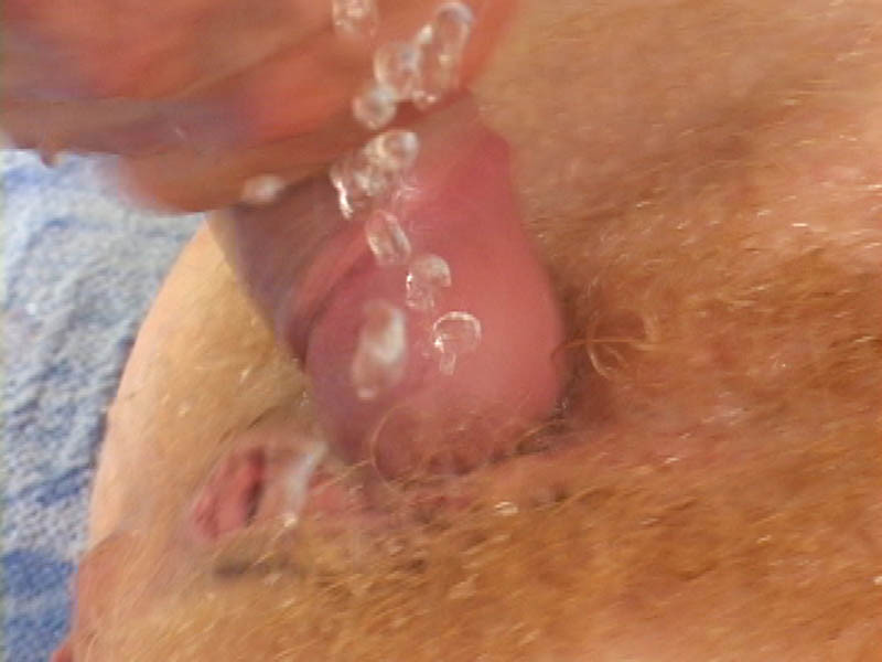 Une douche de sperme avec un pouce en l'air pour une autre giclée.
 #76505387