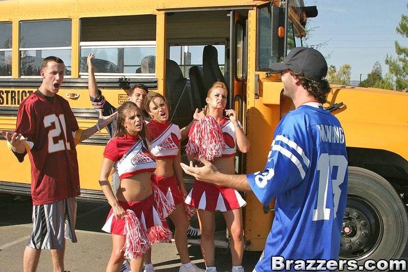 Le bus scolaire est tombé en panne et des pom-pom girls perverses baisent de façon sauvage.
 #70936614